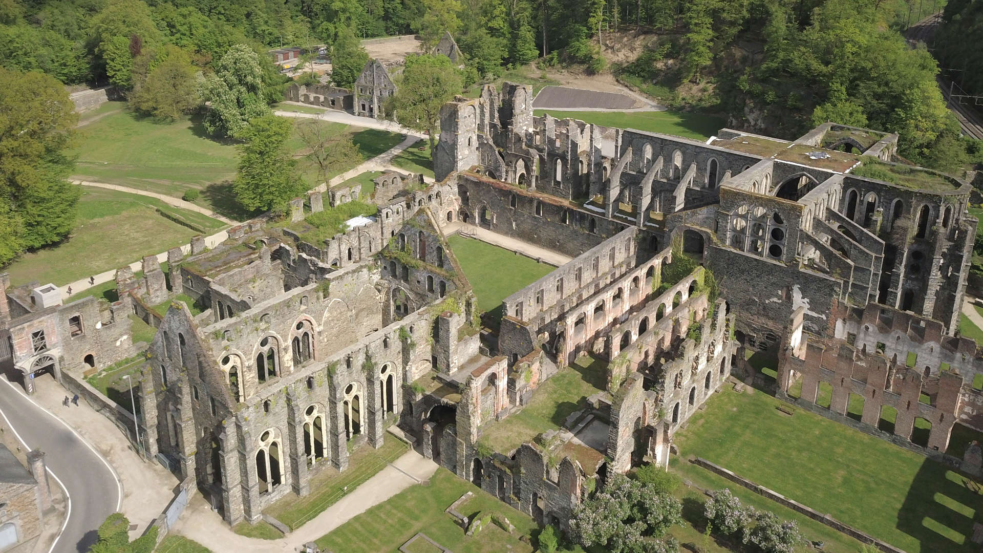 Vue aérienne de l'abbaye de Villers